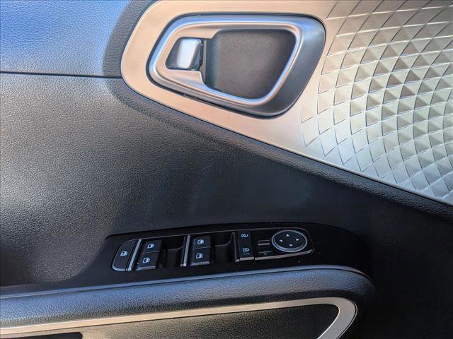 Used 2023 Kia Soul LX w/ LX Technology Package FWD image 14