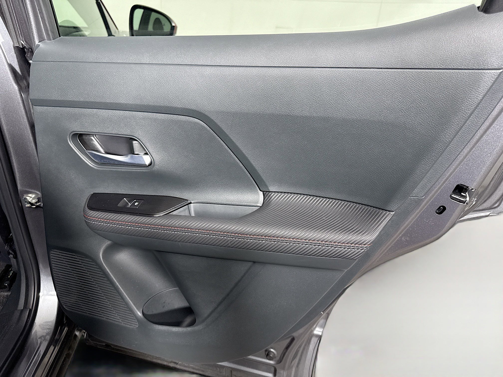 Used 2025 Nissan Kicks SR image 28