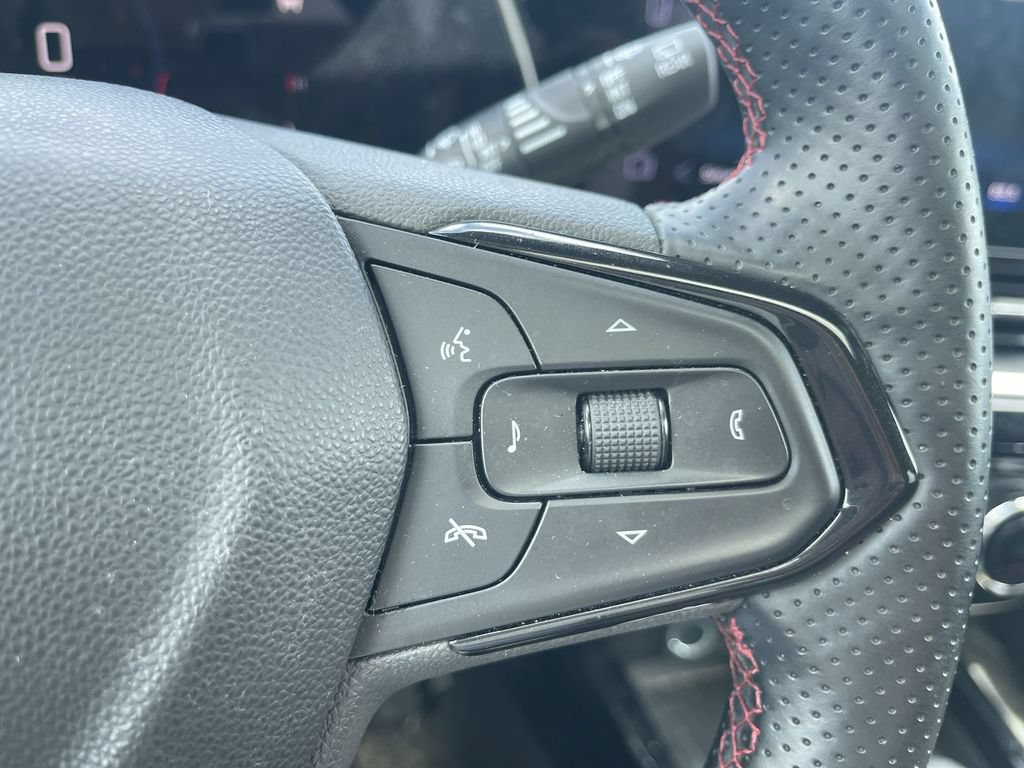 Used 2024 Chevrolet Trax RS w/ Sunroof Package FWD image 18