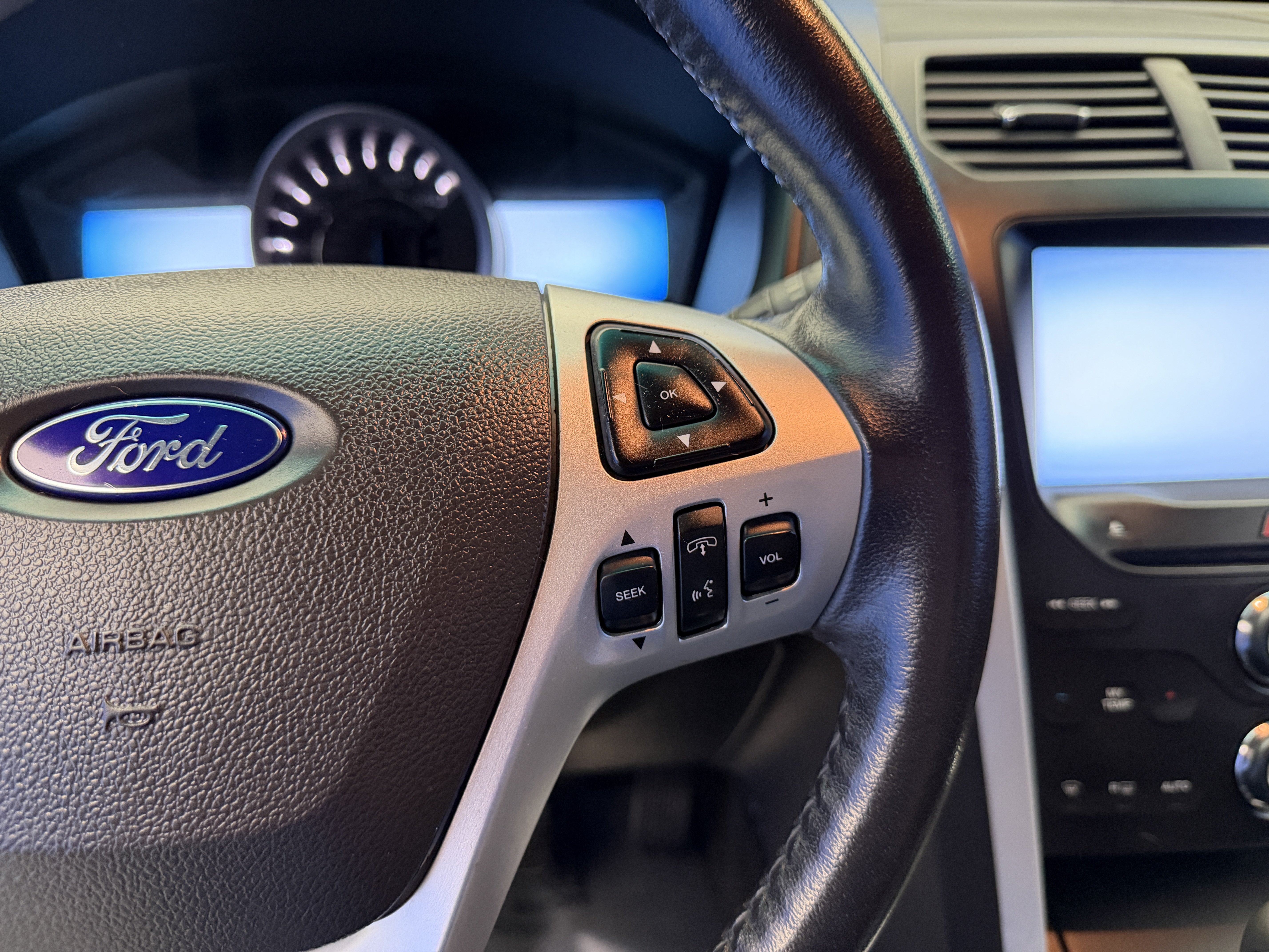 Used 2014 Ford Explorer XLT w/ Equipment Group 202A FWD image 17