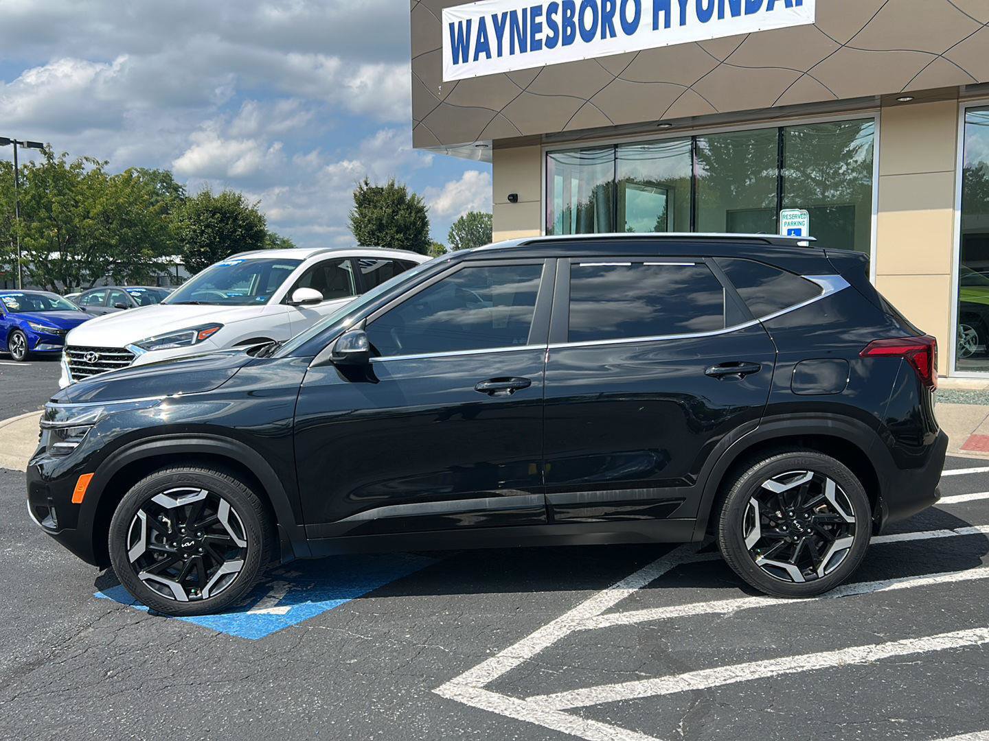 Used 2024 Kia Seltos SX w/ SX Sunroof Package AWD/4WD image 4