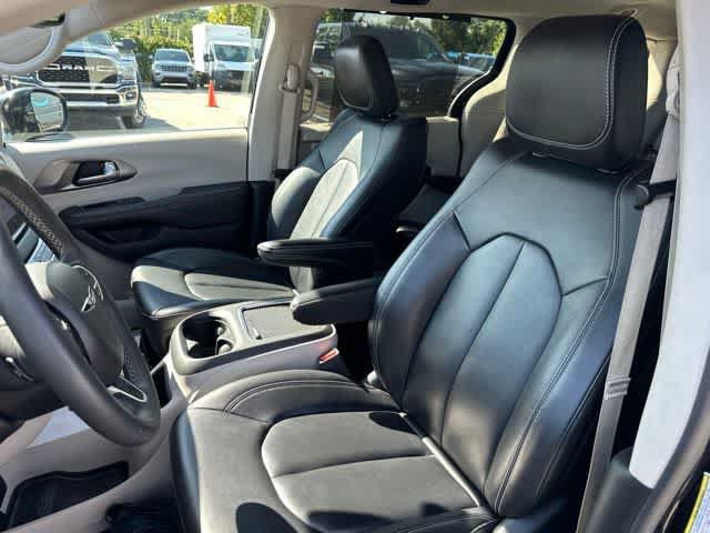 Certified 2024 Chrysler Pacifica Touring-L FWD image 4