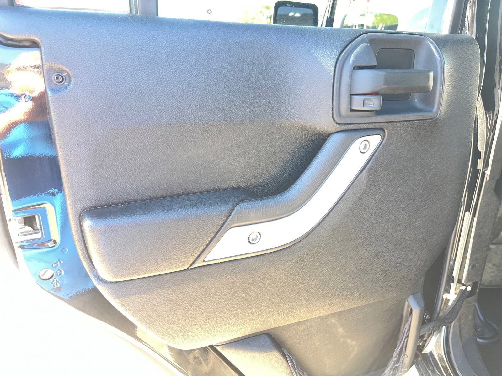 Used 2015 Jeep Wrangler Unlimited Rubicon w/ Connectivity Group image 16