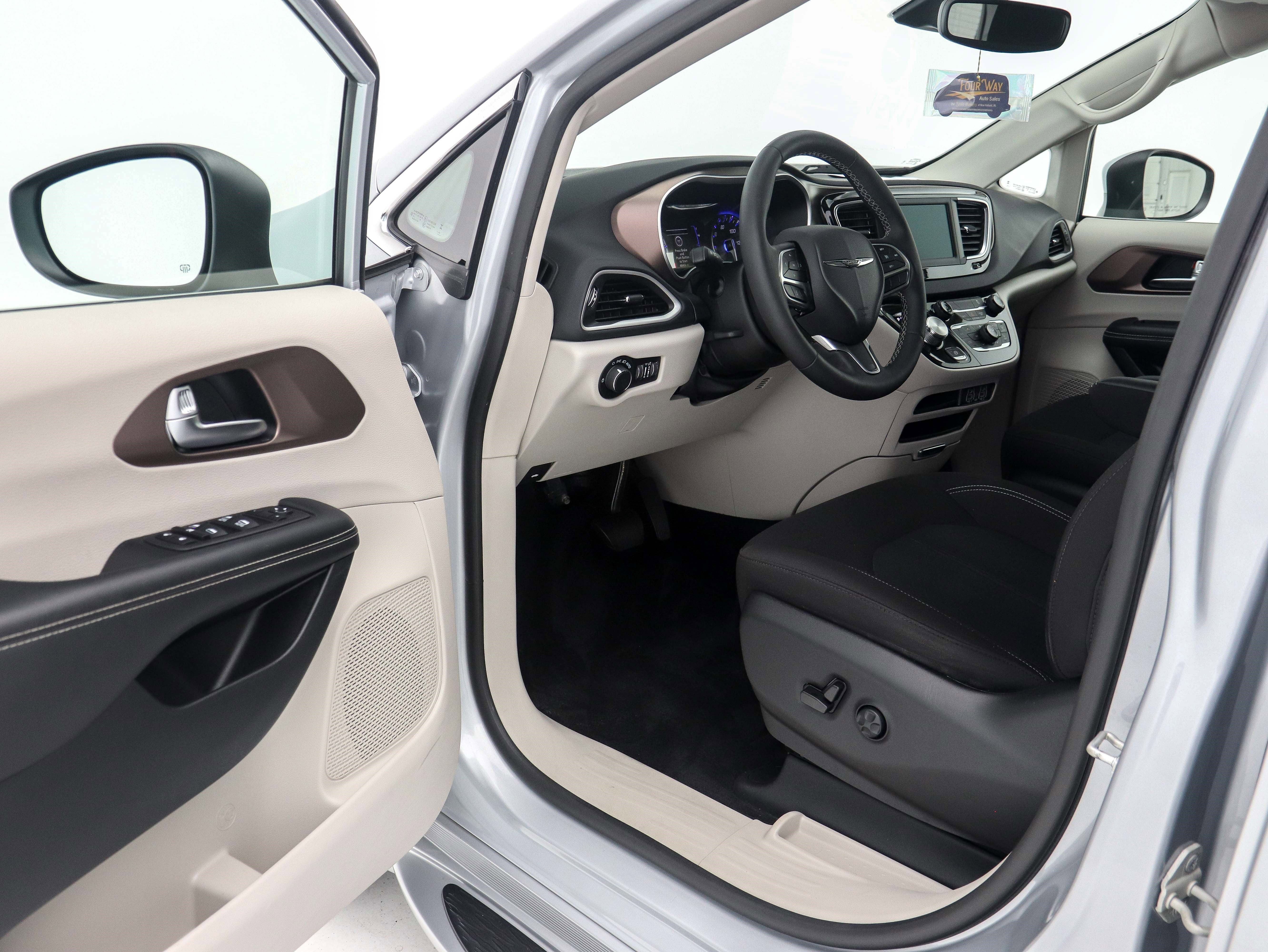 Used 2023 Chrysler Voyager LX image 20