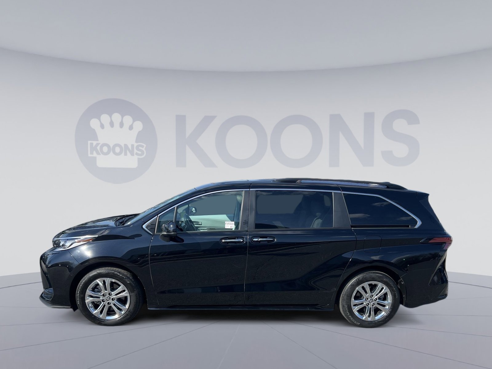 Used 2023 Toyota Sienna XSE image 2
