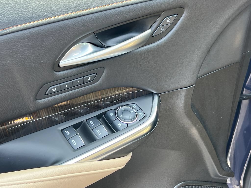 Used 2025 Cadillac XT4 Premium Luxury FWD image 6