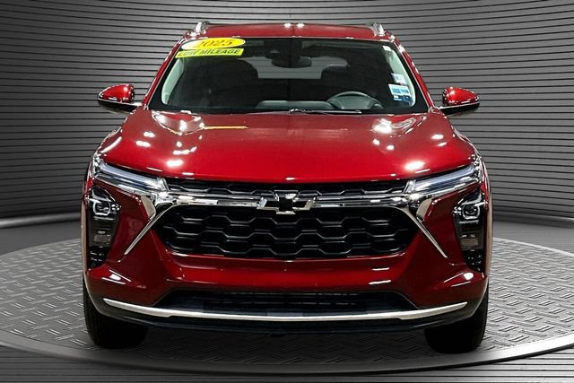 Used 2025 Chevrolet Trax LT w/ Driver Confidence Package FWD image 2