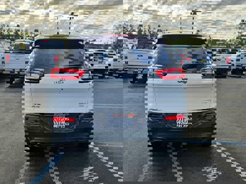 Used 2016 Jeep Cherokee Sport image 4