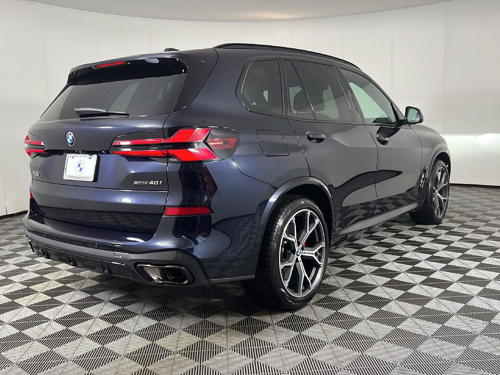New 2026 BMW X5 xDrive40i w/ M Sport Package AWD/4WD image 3