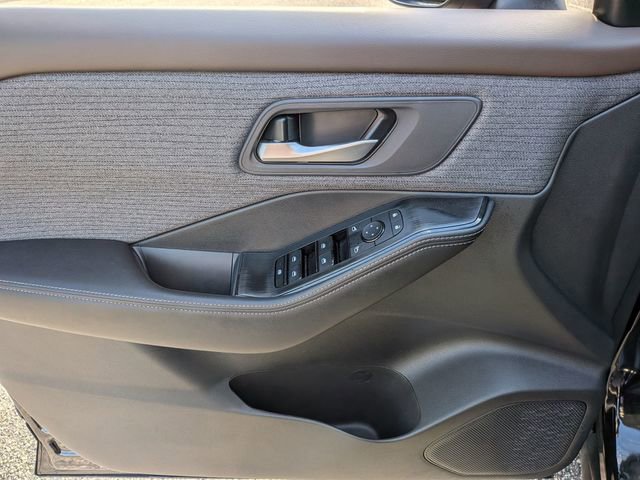 Used 2023 Nissan Rogue SV image 13