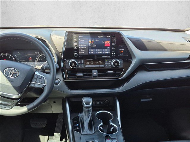 Used 2021 Toyota Highlander XLE FWD image 17