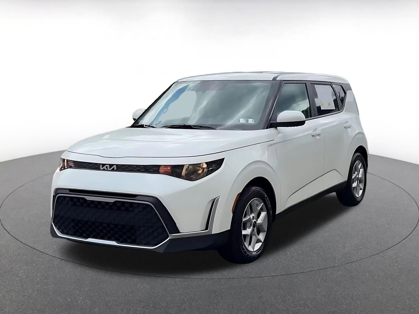 Used 2025 Kia Soul LX w/ LX Technology Package FWD image 7