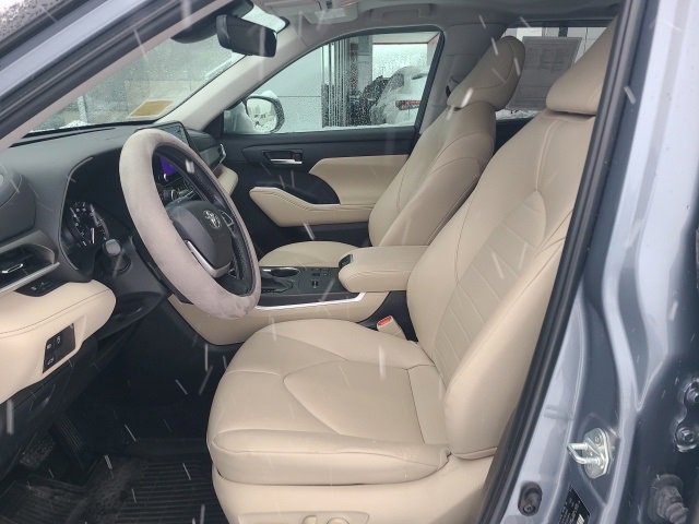 Used 2024 Toyota Highlander XLE image 16