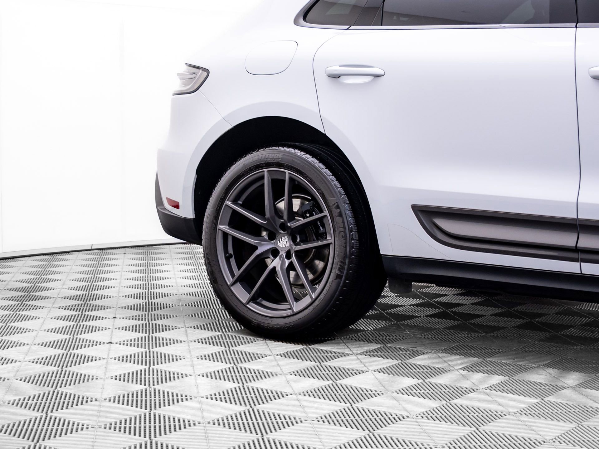 Certified 2023 Porsche Macan Turbo image 32