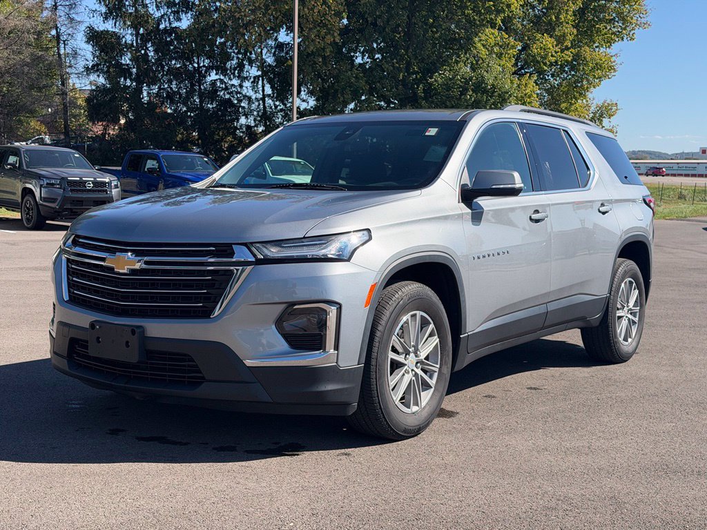 Used 2023 Chevrolet Traverse LT FWD image 2