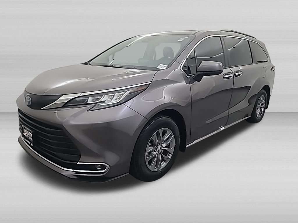 Used 2023 Toyota Sienna XLE AWD/4WD image 8