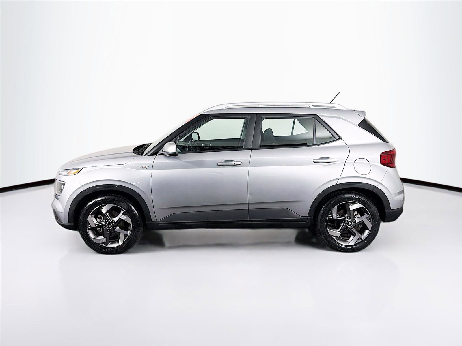 Used 2025 Hyundai Venue SEL FWD image 4