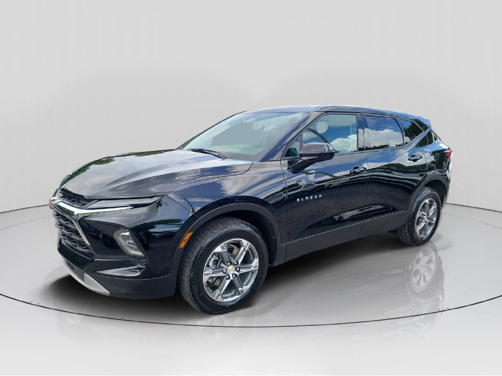 Used 2025 Chevrolet Blazer LT FWD image 3