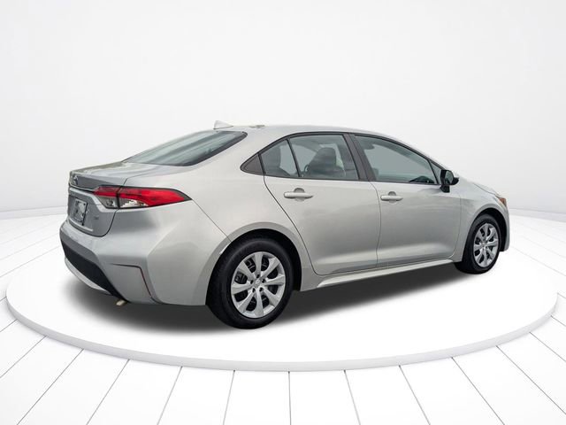 Used 2022 Toyota Corolla LE image 3