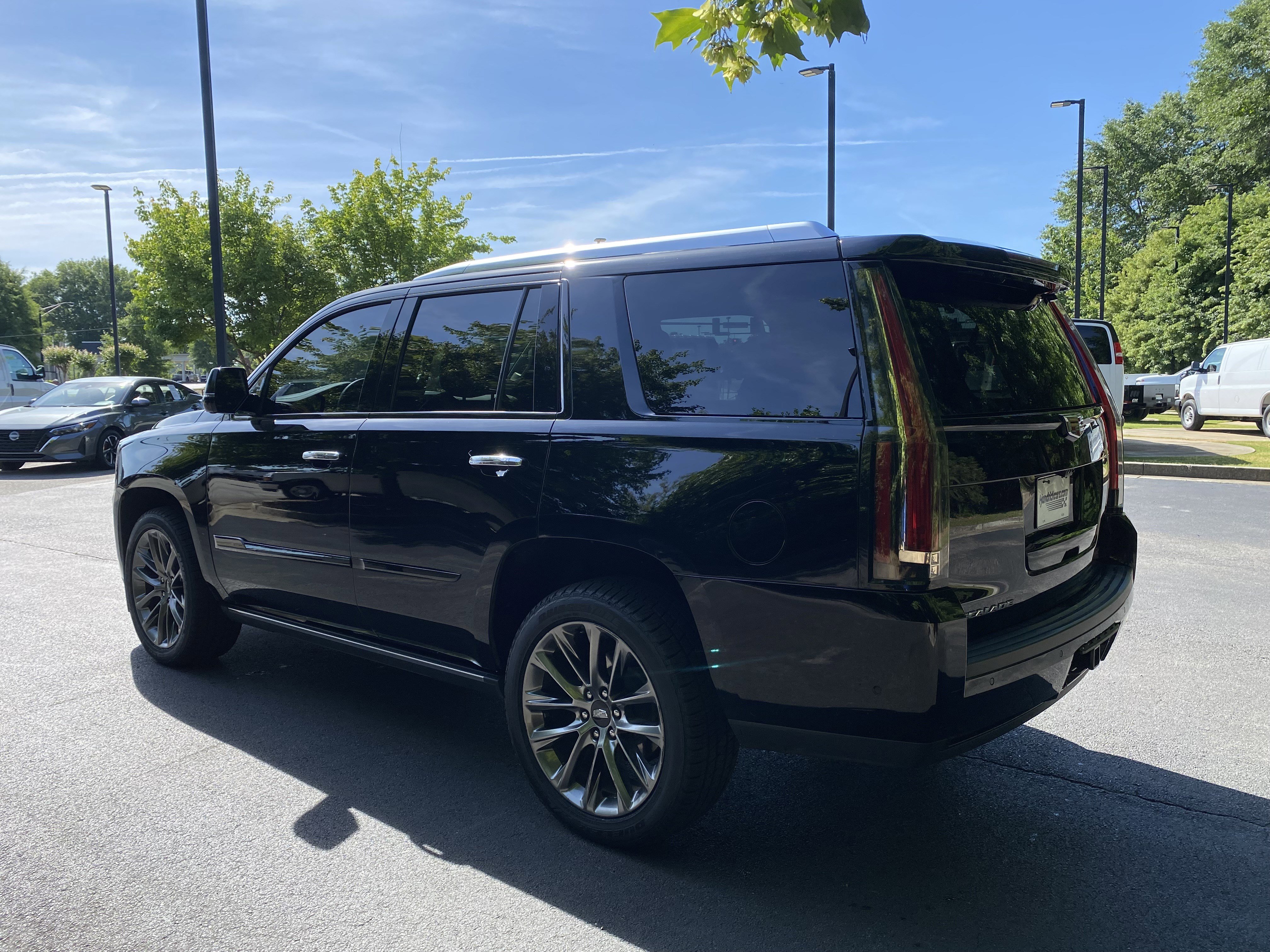 Used 2019 Cadillac Escalade Premium Luxury w/ Escalade Sport Edition AWD/4WD image 7