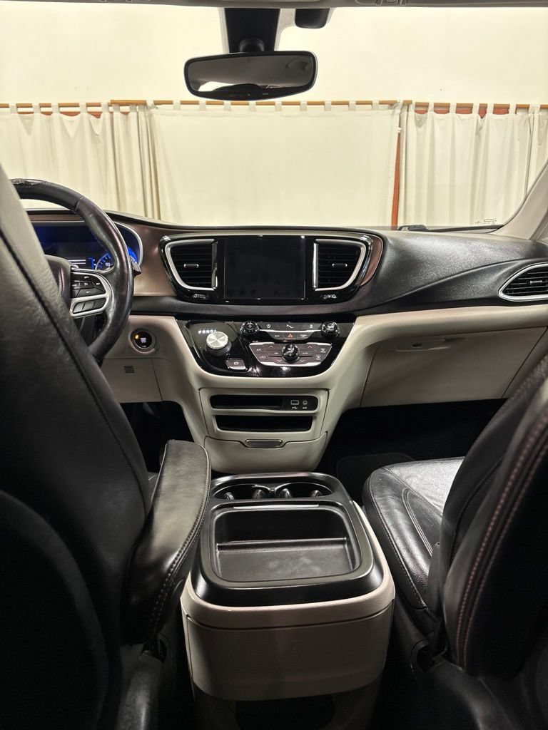 Used 2019 Chrysler Pacifica Touring-L FWD image 19