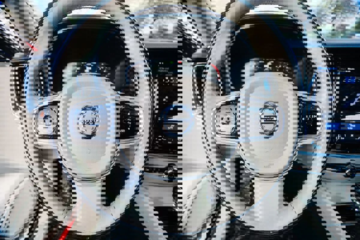 Used 2020 Volvo S60 T6 Momentum image 29