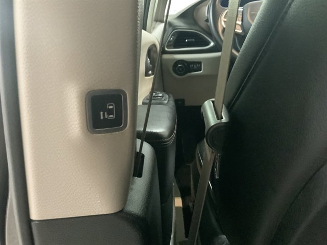 Used 2018 Chrysler Pacifica Touring-L image 16