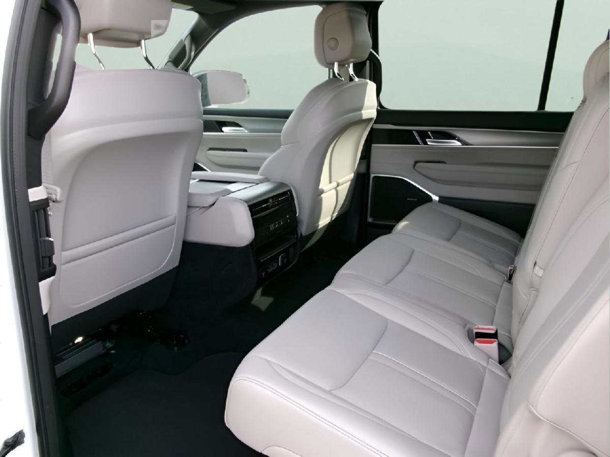 Used 2025 Jeep Wagoneer 4WD image 9