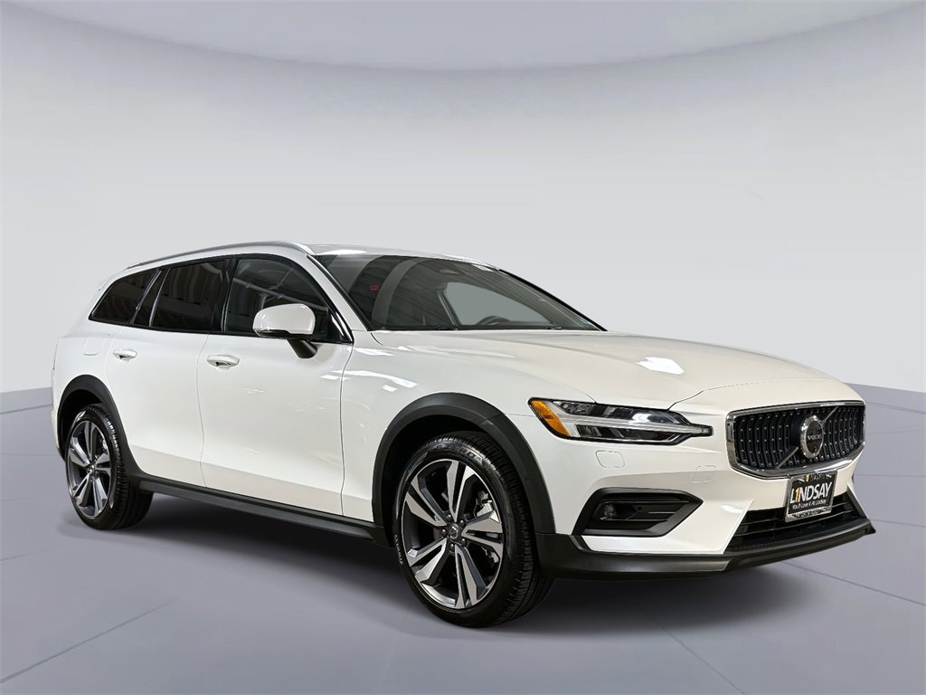 Used 2025 Volvo V60 B5 Cross Country Plus image 9