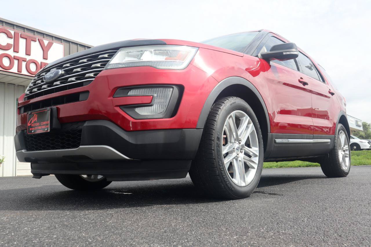 Used 2017 Ford Explorer XLT w/ Equipment Group 201A AWD/4WD image 16