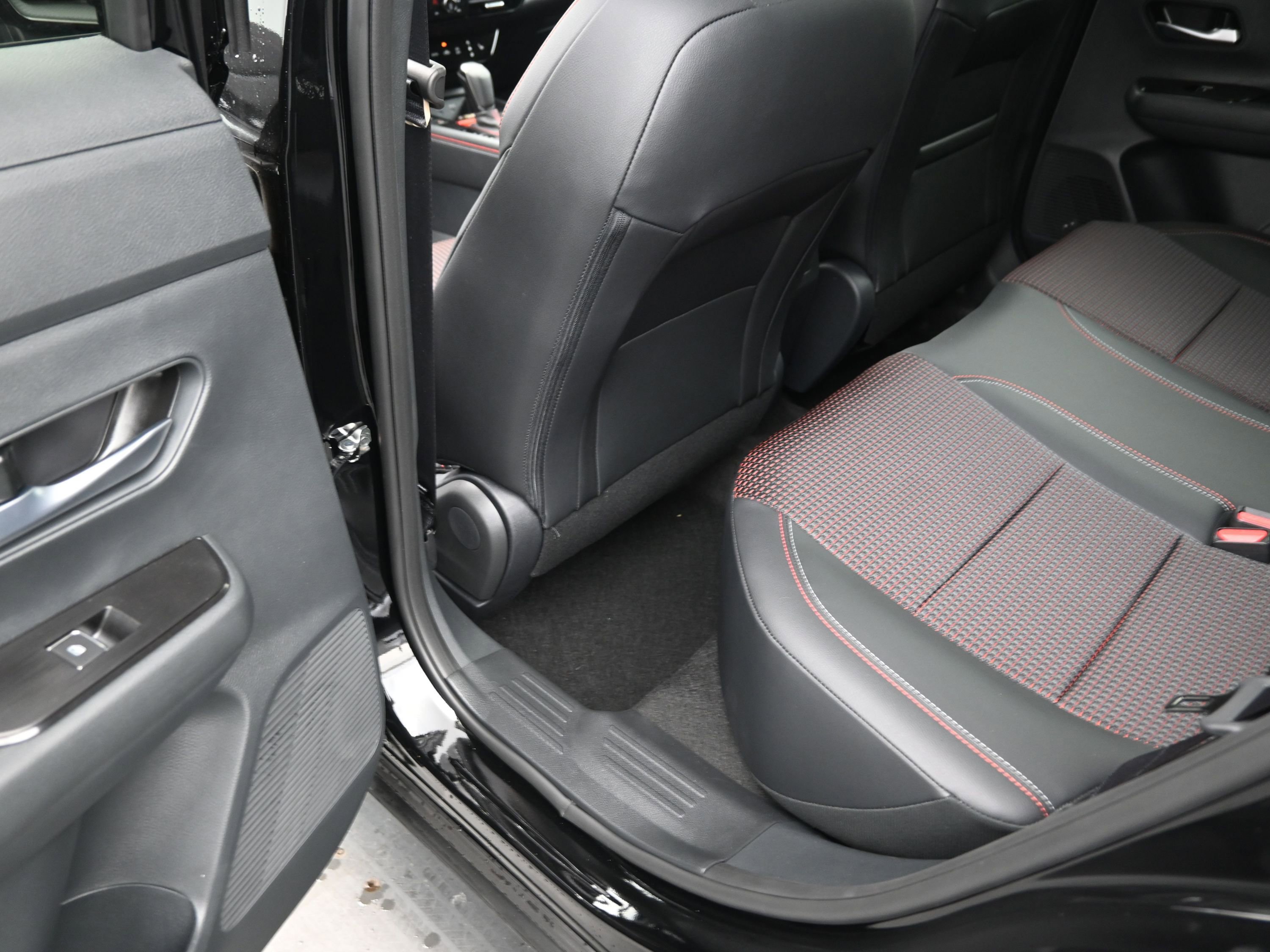 New 2026 Nissan Kicks SR w/ Cold Weather Package image 16