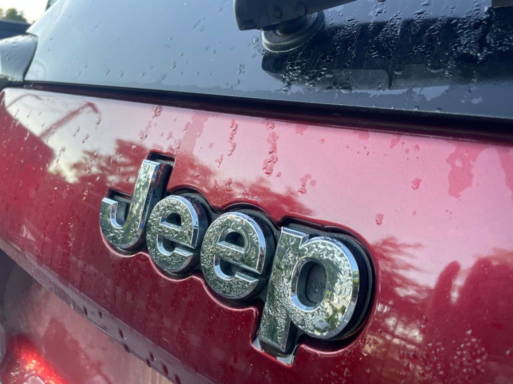 Used 2019 Jeep Cherokee Latitude Plus w/ Cold Weather Group AWD/4WD image 7