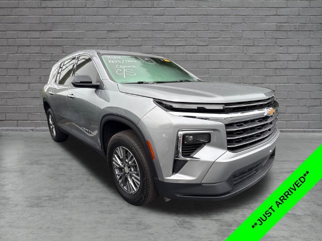 Used 2025 Chevrolet Traverse LT