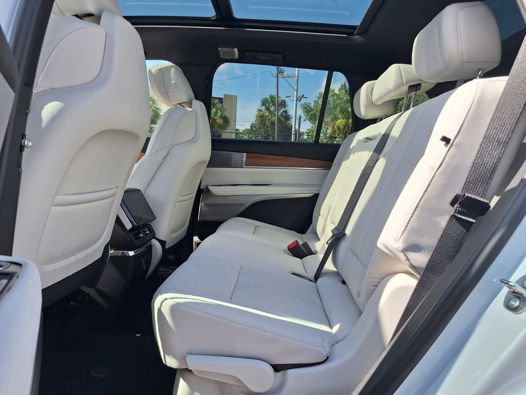 New 2027 Cadillac Vistiq Sport w/ LPO, Floor Liner Package AWD/4WD image 12