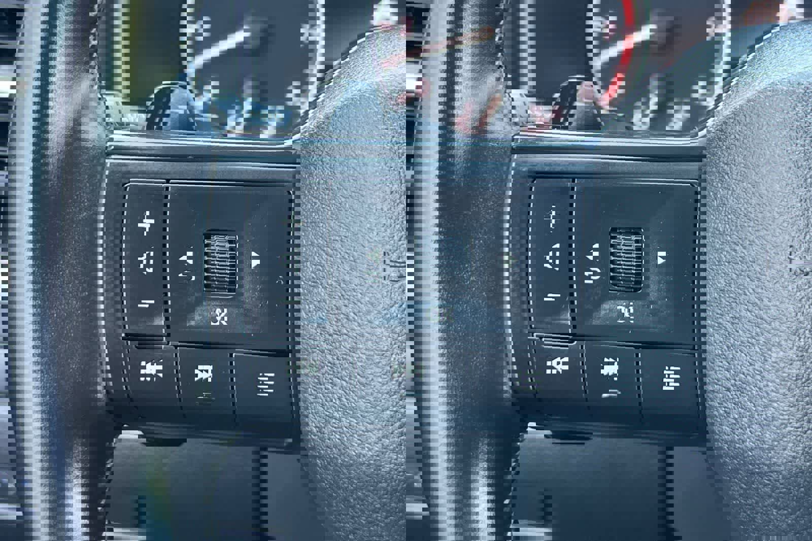 Used 2025 Nissan Rogue SV image 31