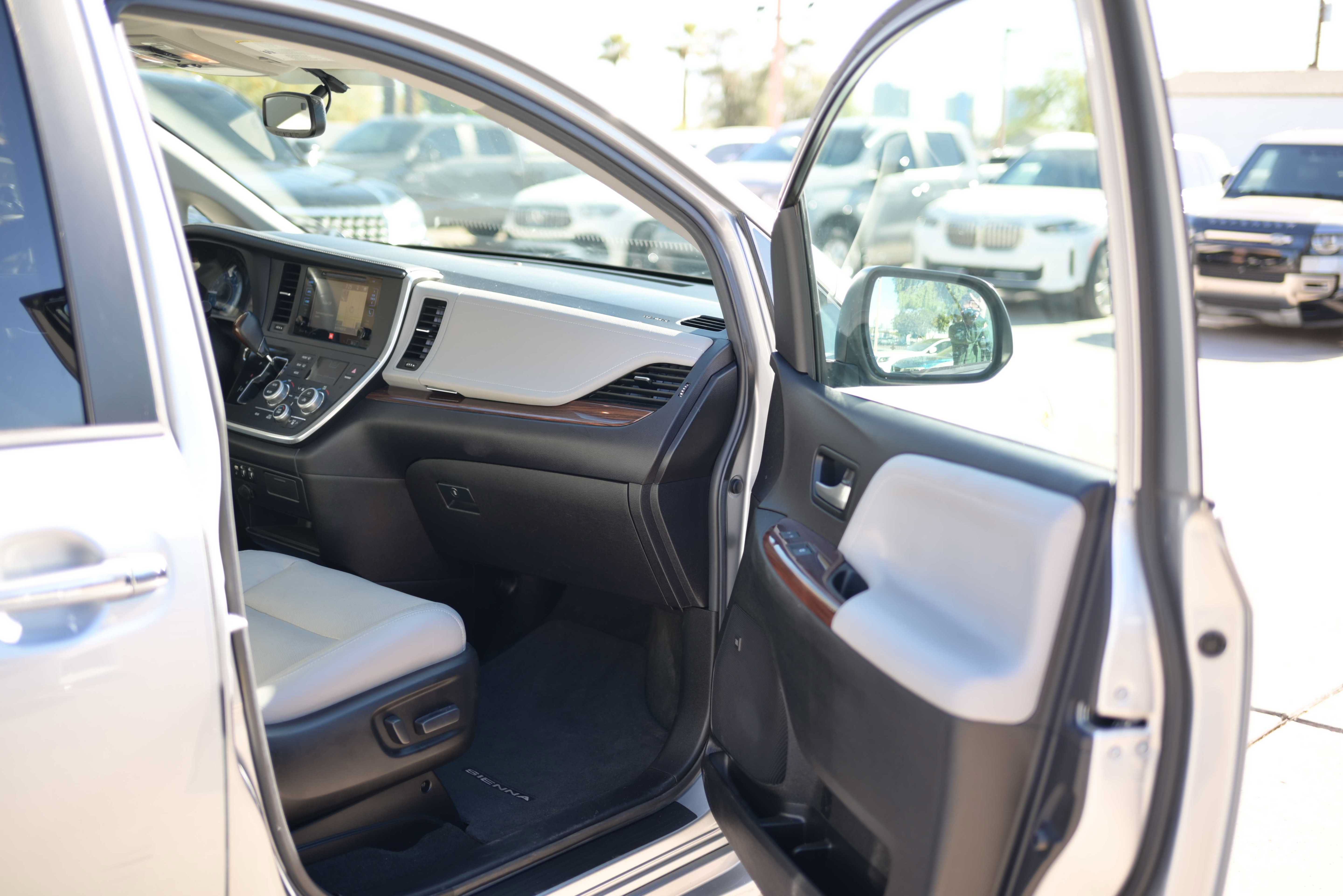 Used 2017 Toyota Sienna Limited FWD image 15