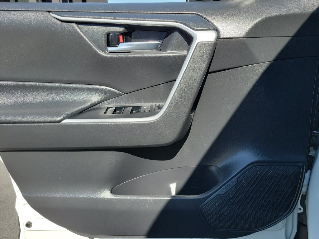 Used 2021 Toyota RAV4 XLE w/ Carpet Mat Package (TMS) FWD image 21