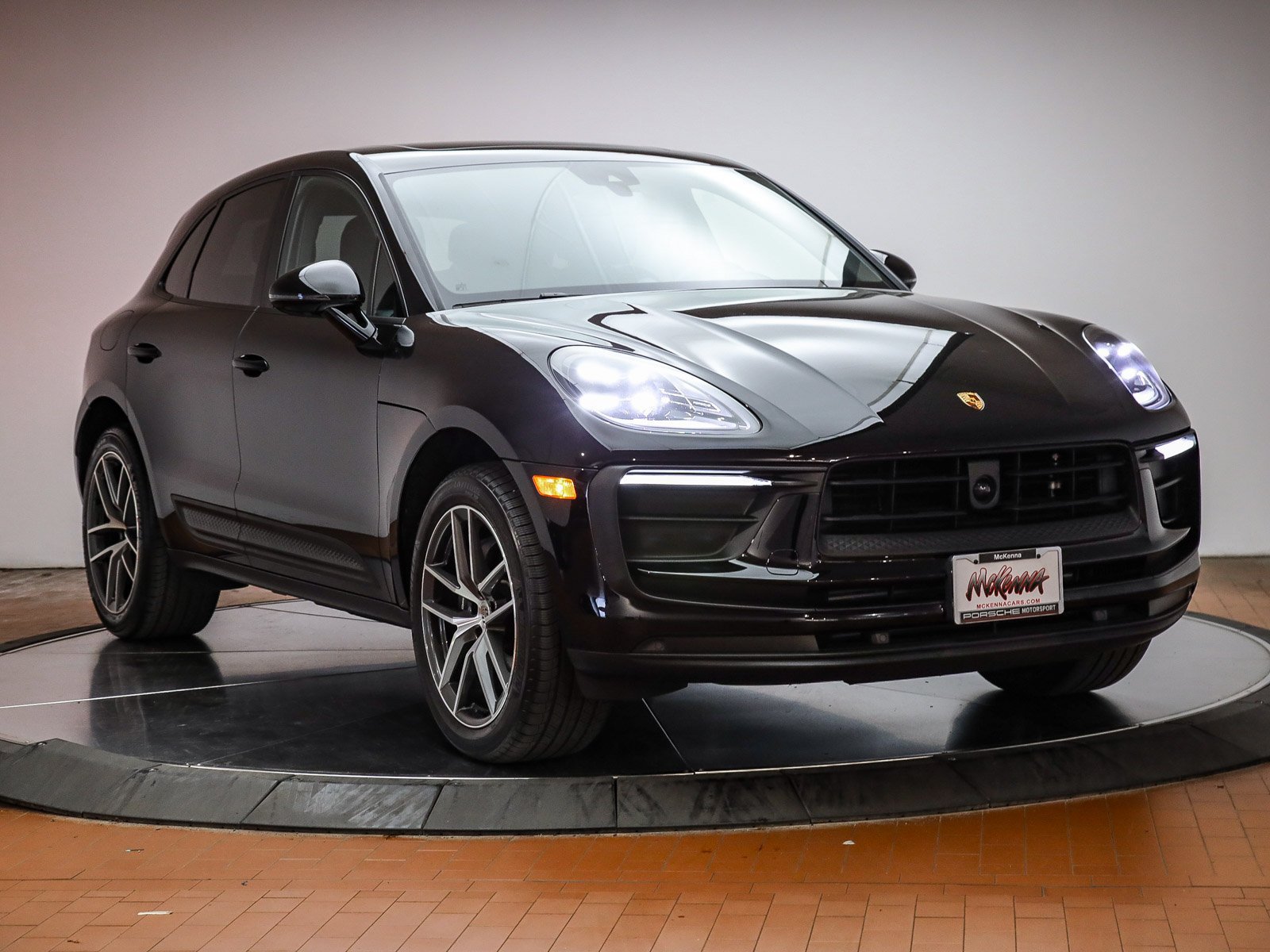 Certified 2025 Porsche Macan AWD/4WD image 12
