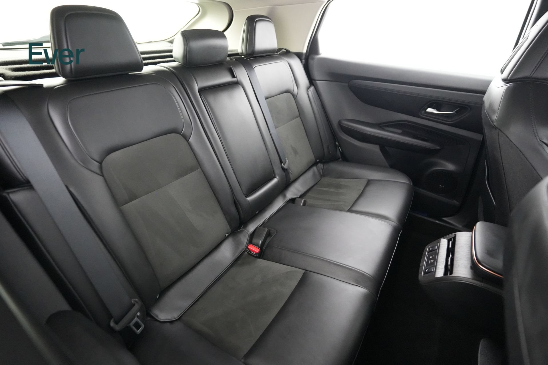 Used 2024 Nissan Ariya AWD image 5
