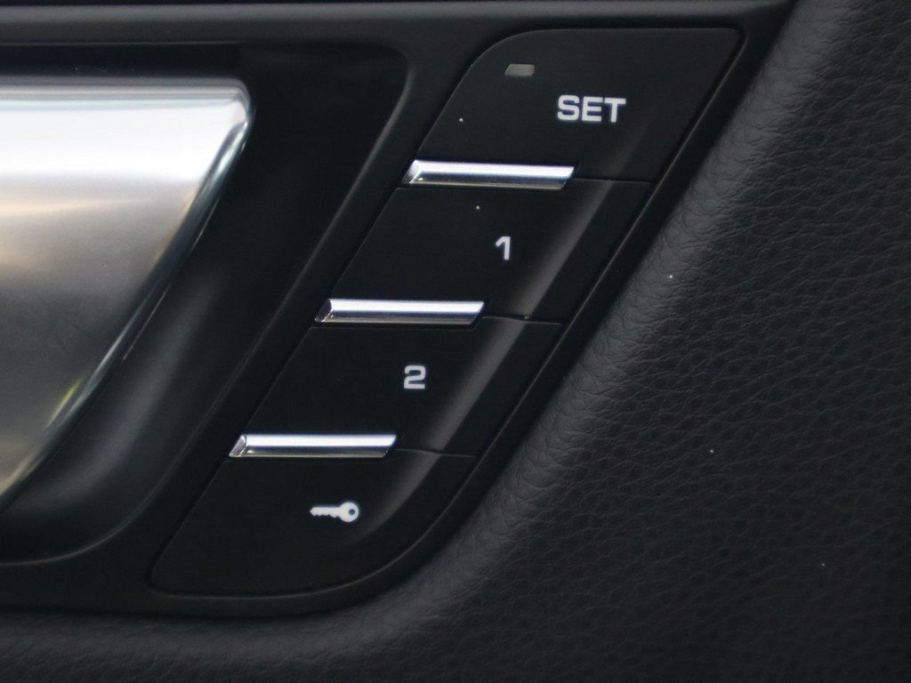 Used 2023 Porsche Macan S AWD/4WD image 40