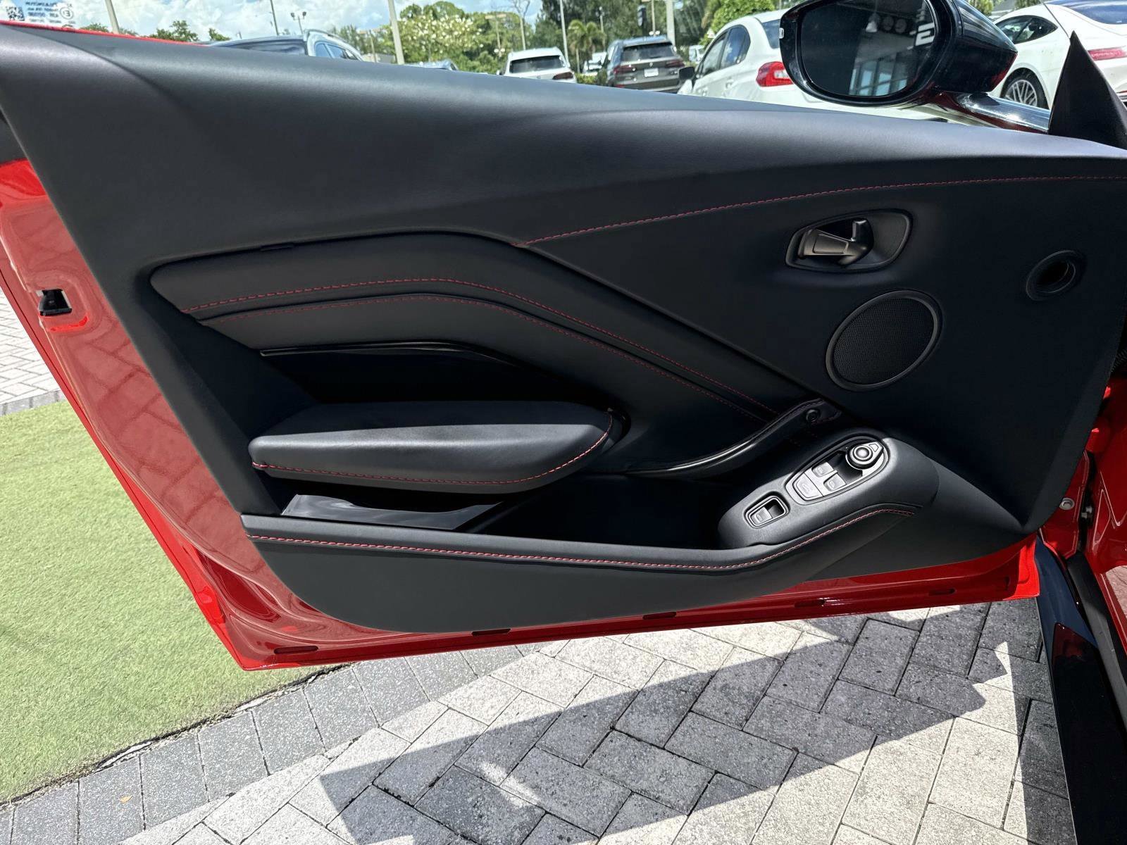 Used 2022 Aston Martin V8 Vantage Roadster RWD image 18