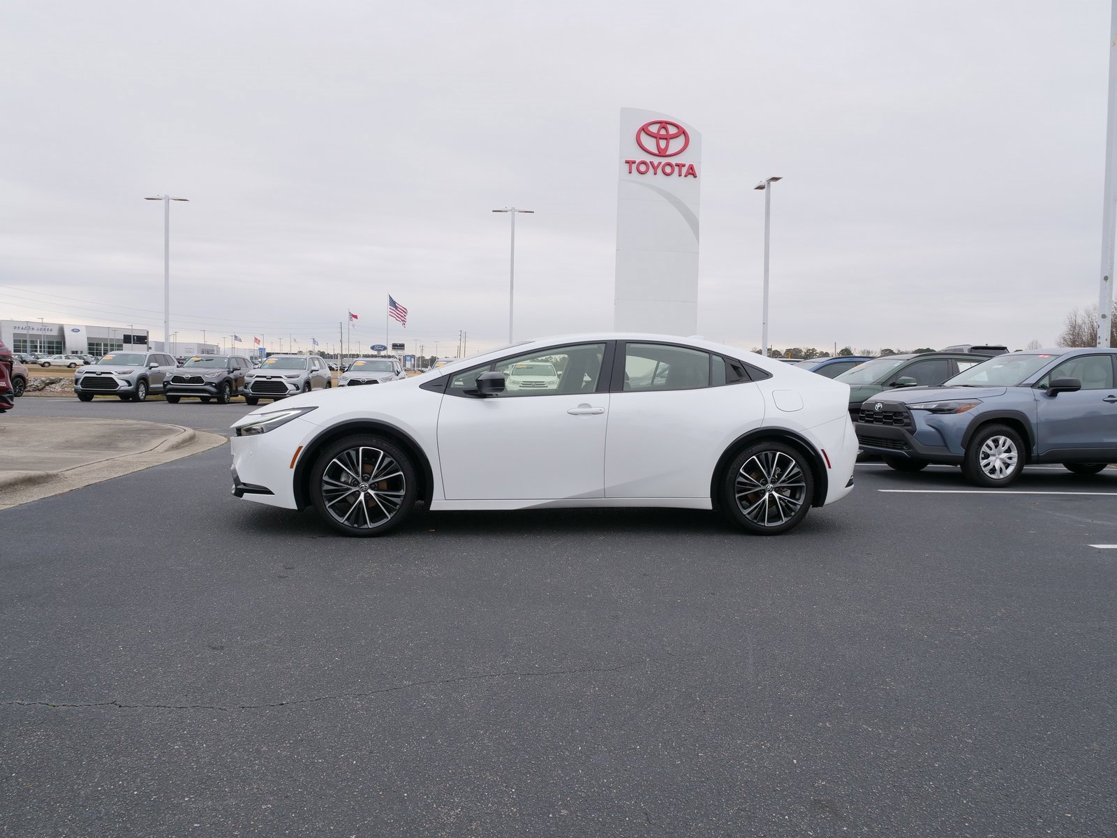 Used 2025 Toyota Prius XLE image 7