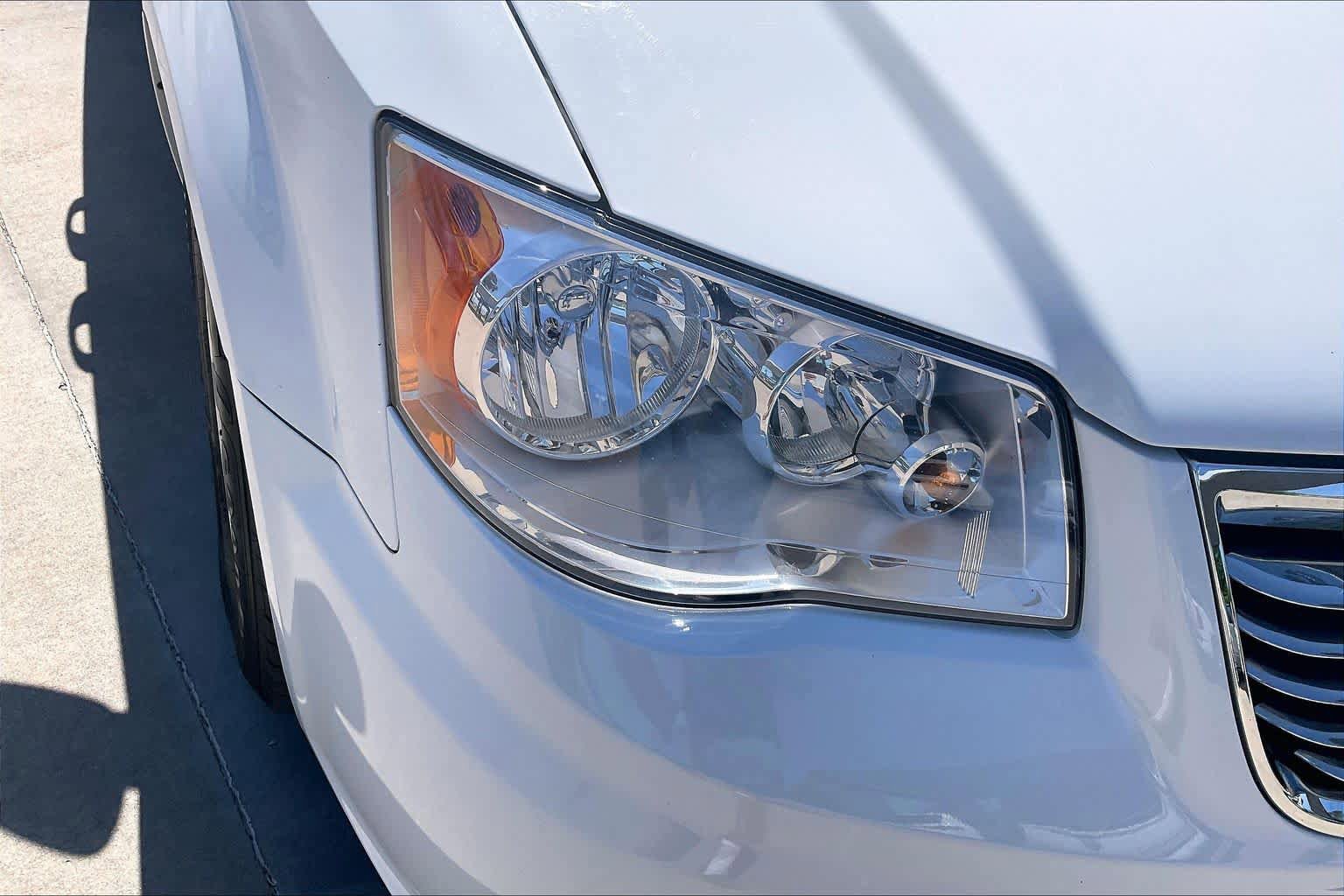 Used 2016 Chrysler Town & Country Touring FWD image 27