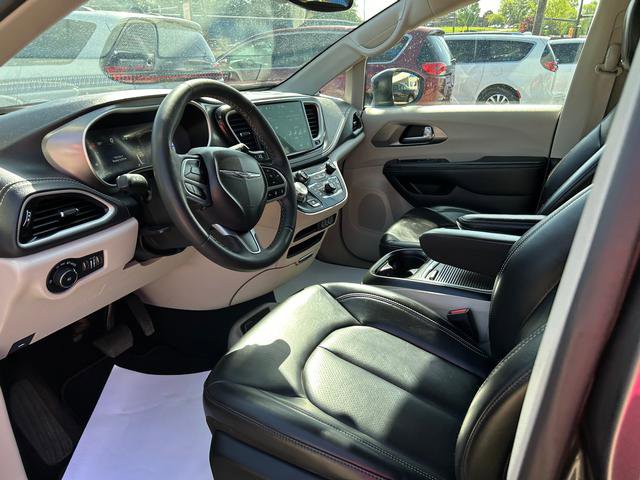Certified 2023 Chrysler Pacifica Touring-L image 8