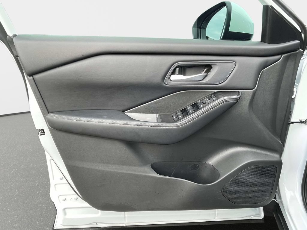 Used 2026 Nissan Rogue SV FWD image 17
