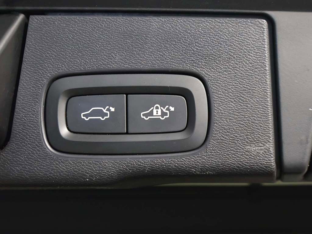 Used 2018 Volvo XC60 T6 R-Design w/ Vision Package image 22