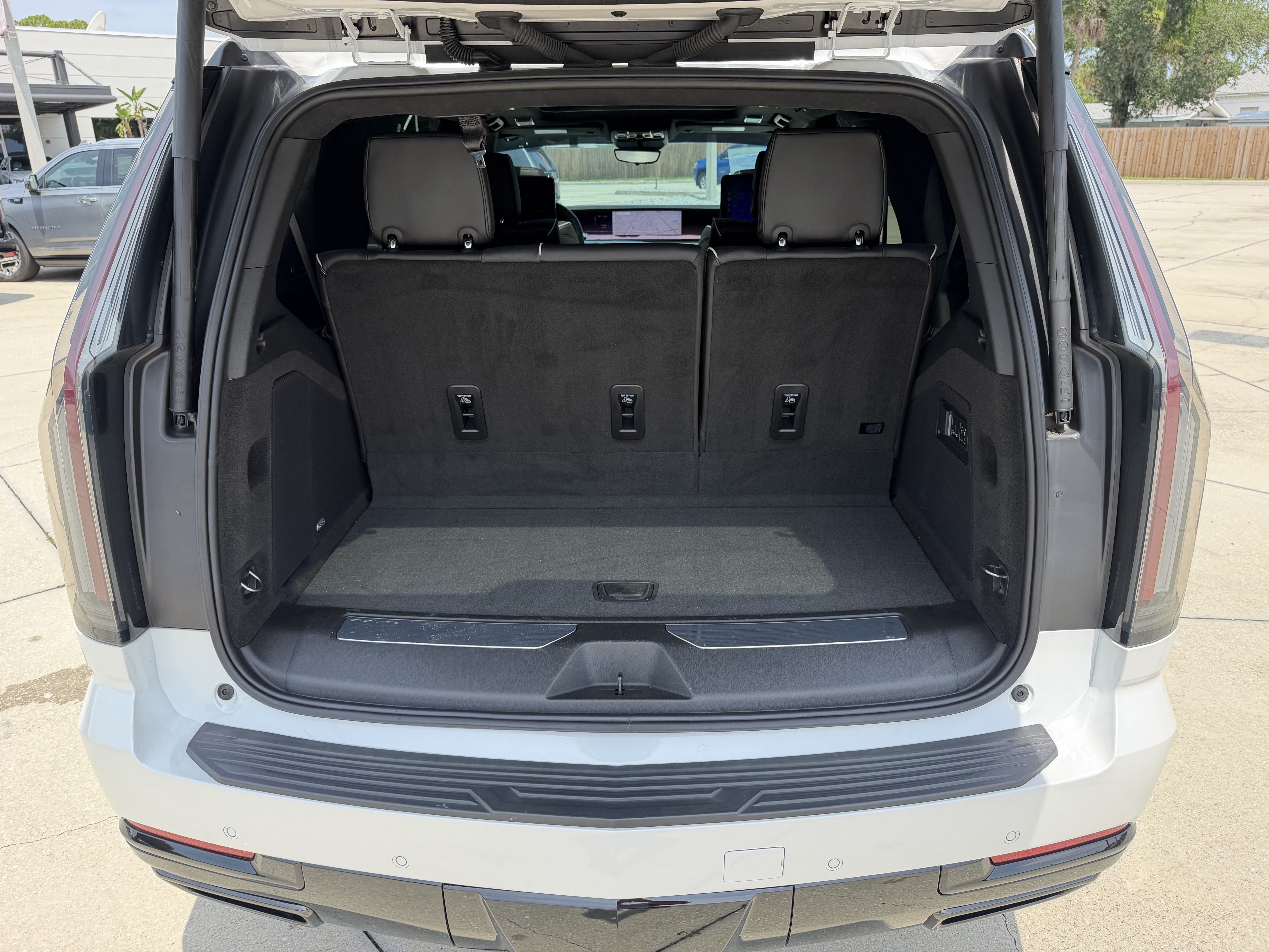 Certified 2025 Cadillac Escalade Sport Platinum w/ LPO, ONYX Package AWD/4WD image 27