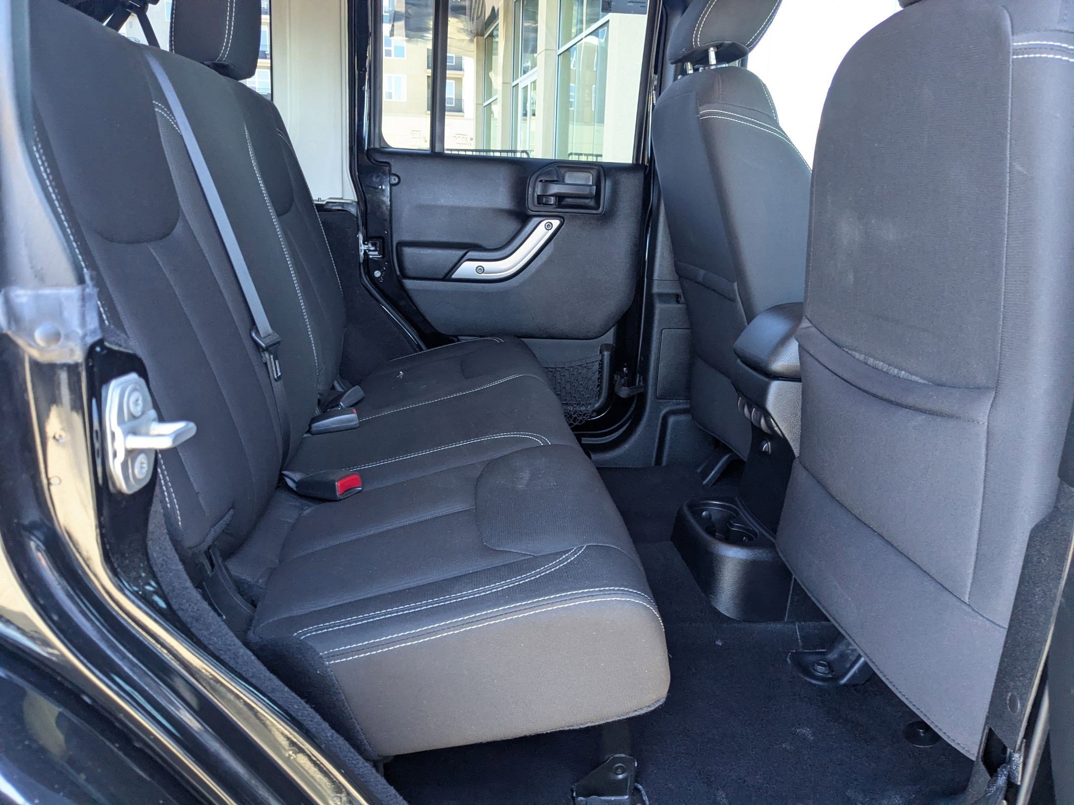 Used 2015 Jeep Wrangler Unlimited Sahara w/ Connectivity Group image 27