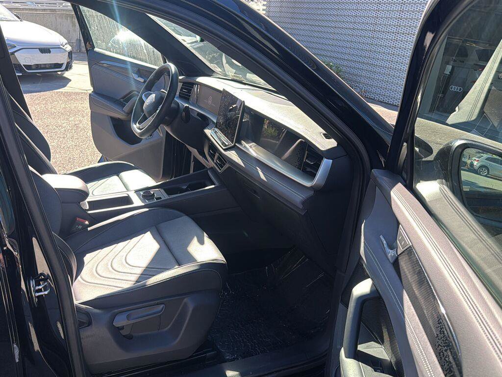 Used 2026 Volkswagen Tiguan SE R-Line FWD image 14