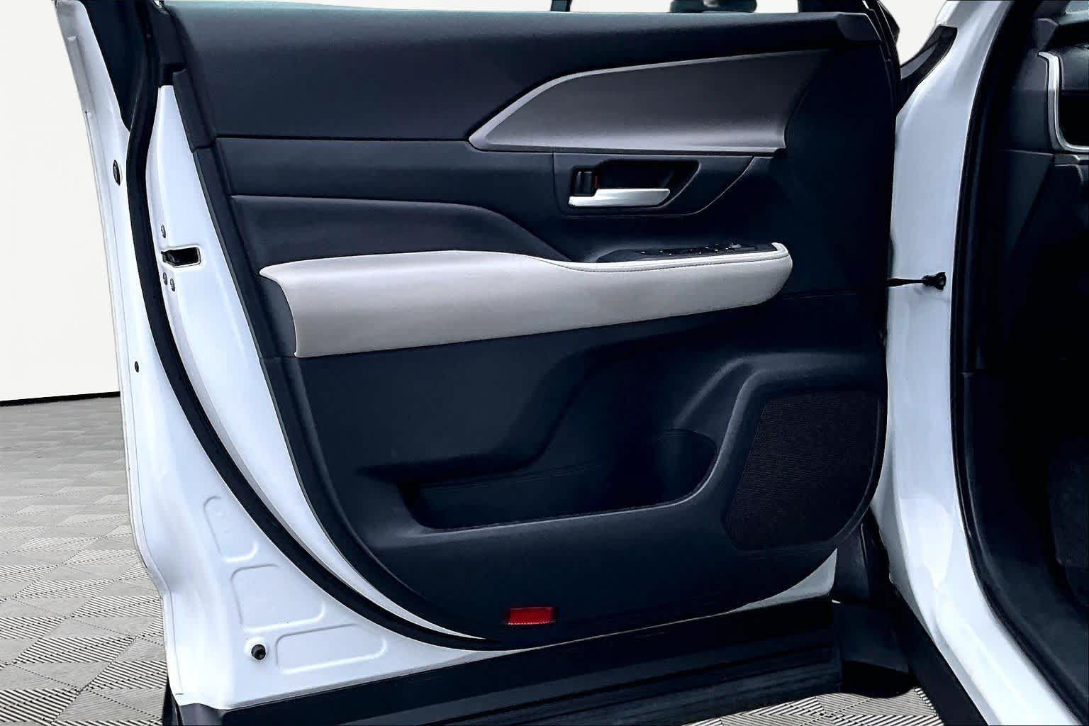 Certified 2025 Toyota Grand Highlander FWD image 22
